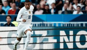 Kylian Mbappé en partido con Francia