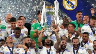 Jugadores del Real Madrid alzan la Orejona 