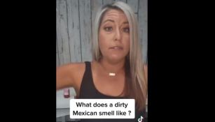 Mujer realizando comentarios racistas