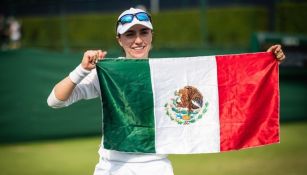 Fernanda Contreras muestra con cariño la bandera tricolor