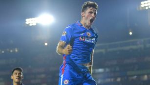 Santi Giménez celebrando su gol vs Tigres