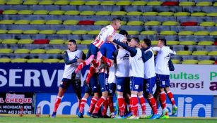 Jugadores de Atlético de San Luis festejando victoria ante Gallos