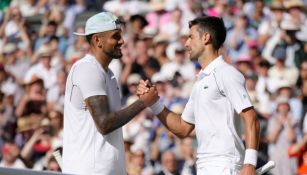 Novak Djokovic y Nick Kyrgios saludándose en Wimbledon