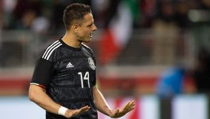 Javier Hernández durante un partido con el Tri