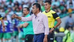 Ricardo Cadena en acción con Chivas ante Santos