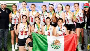 Jugadoras de flag football tras llevarse el oro