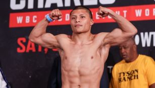 Isaac 'Pitbull' Cruz en pesaje ante medios