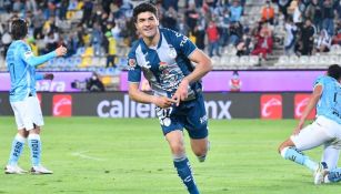 Nicolás Ibáñez festejando un gol