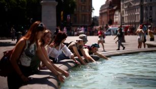 Jóvenes acuden a fuentes para refrescarse 