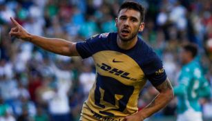 Toto Salvio en festejo con Pumas