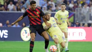 Diego Valdés buscando el esférico contra Rodrígo