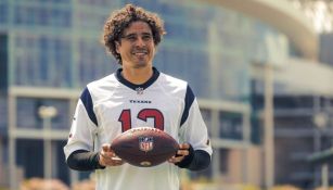 Guillermo Ochoa con el uniforme de los Houston Texans