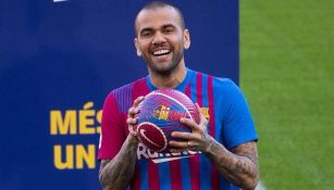 Dani Alves siente que se fue por la puerta de atrás del Barcelona