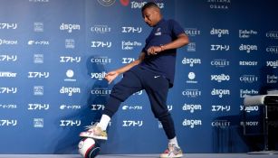 Mbappé controla un balón durante una conferencia de prensa en Tokio