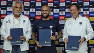 Dani Alves tras firmar su contrato con Pumas