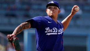 Julio Urías jugando con los Dodgers