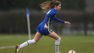 Tatiana Flores jugando con Chelsea 