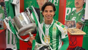 Diego Lainez con la Copa del Rey 
