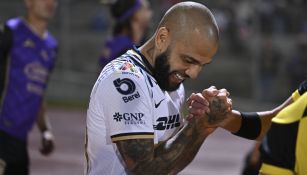 Dani Alves en su debut con Pumas