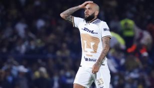 Dani Alves en su debut con Pumas