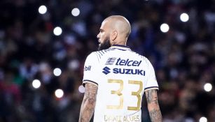 Dani Alves en su debut con Pumas