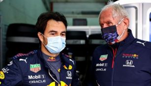 Helmut Marko charla con Checo Pérez 