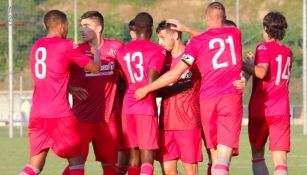 Johan Vásquez festejando un gol con sus compañeros