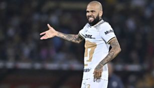 Dani Alves en su presentación con Pumas