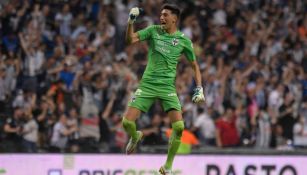 Esteban Andrada festejando un gol