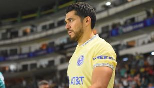 Henry Martín durante un partido con América