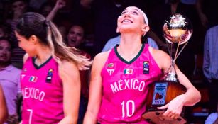 Claudia Ramos, feliz con el trofeo y victoria del Tri