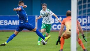 Marcelo Flores en acción con el Real Oviedo
