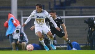 Carlos Gutiérrez durante un partido de Pumas