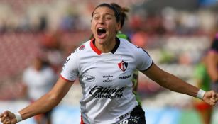 Norma Palafox festejando un gol