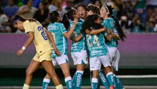 Jugadoras del León festejando un gol