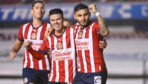 Alexis Vega festeja un gol con Chivas 