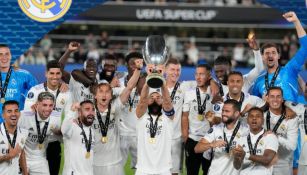 Jugadores del Real Madrid levantando el trofeo