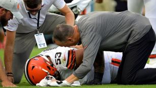 Personal de Browns de Cleveland revisan a Nick Harris tras lesionarse