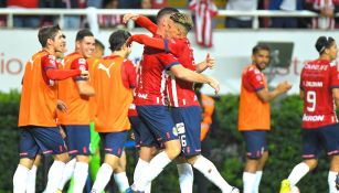 Ormeño festejando su gol con Chicote Calderón