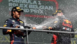 Checo y Verstappen festejando podio