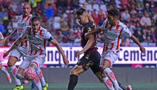 Jugadores de Xolos y Necaxa disputando un balón