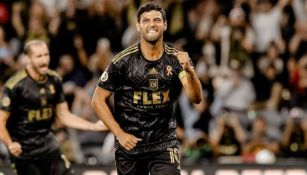 Carlos Vela festejando un gol