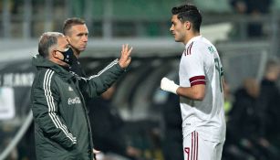 Raúl Jiménez charlando con Gerardo Martino