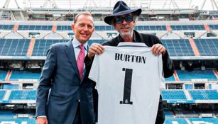 Tim Burton acompañado de Butragueño en el Santiago Bernabéu