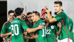 El Tri celebrando el gol y la victoria ante Perú 