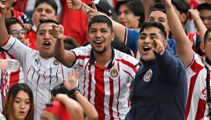 Aficionados de Chivas durante un partido