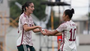 Jugadoras de México festejando un gol