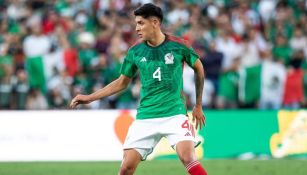 Edson Álvarez durante un partido de México