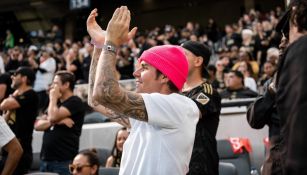 Justin Bieber en las gradas del Banc of California Stadium.