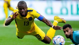 Enner Valencia de Ecuador y el guardameta de Qatar Saad Al Sheeb